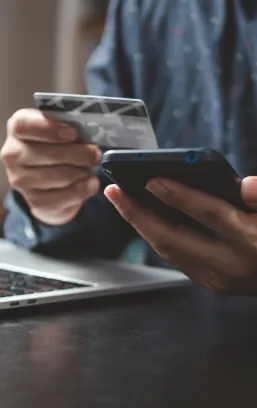Telefondan kredi kartıyla online alışveriş yapan kişi